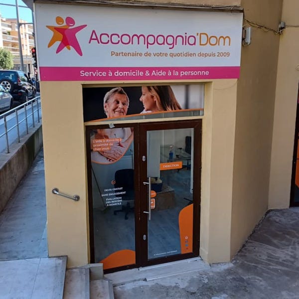 enseigne-dibond-et-vitrophanie-accompagniadomsignarama-saint-laurent-du-var