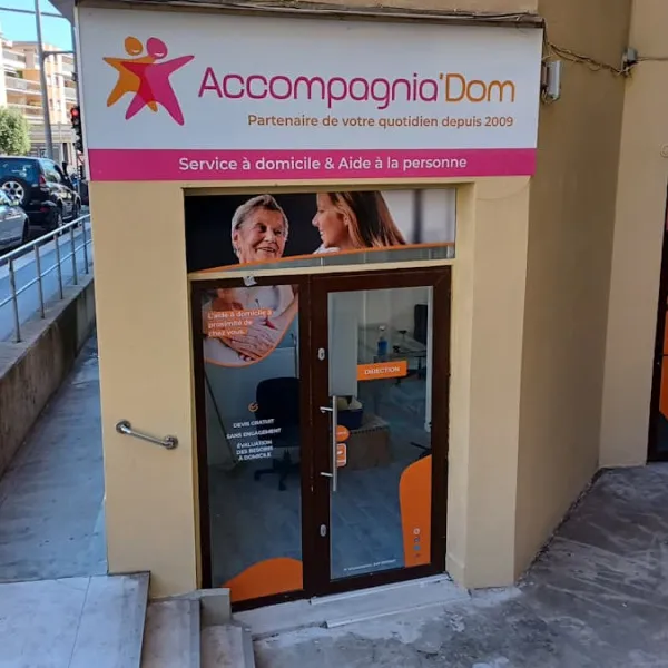 enseigne-dibond-et-vitrophanie-accompagniadomsignarama-saint-laurent-du-var
