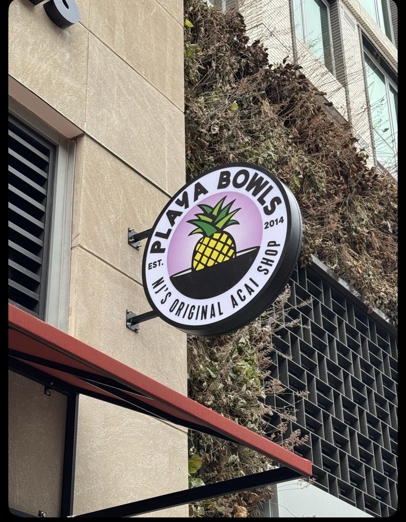 Playa Bowls Arlington Shines with New Channel Letter and Blade Sign for Grand Opening