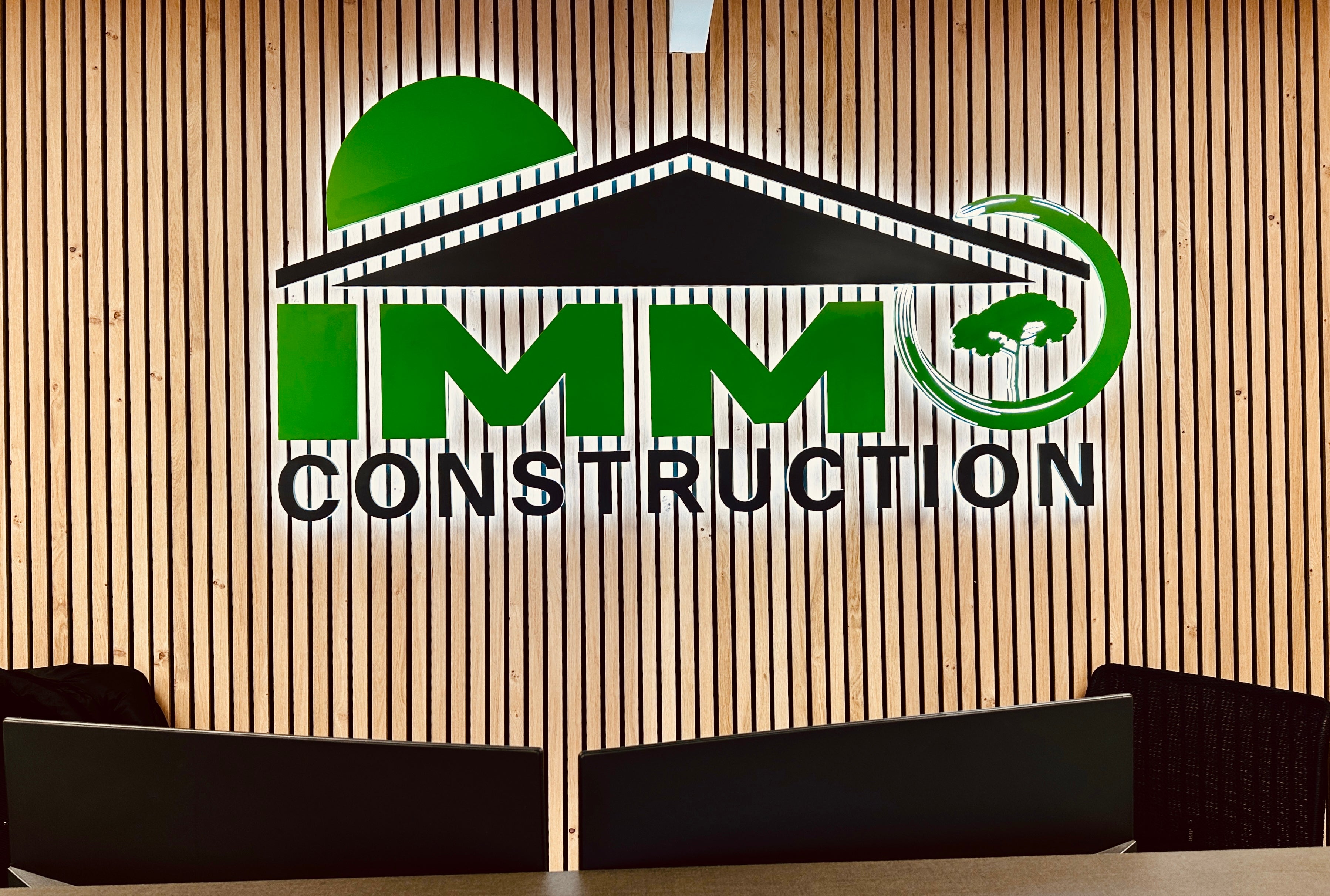 L'Impact Puissant des Logos Lumineux en Intérieur 