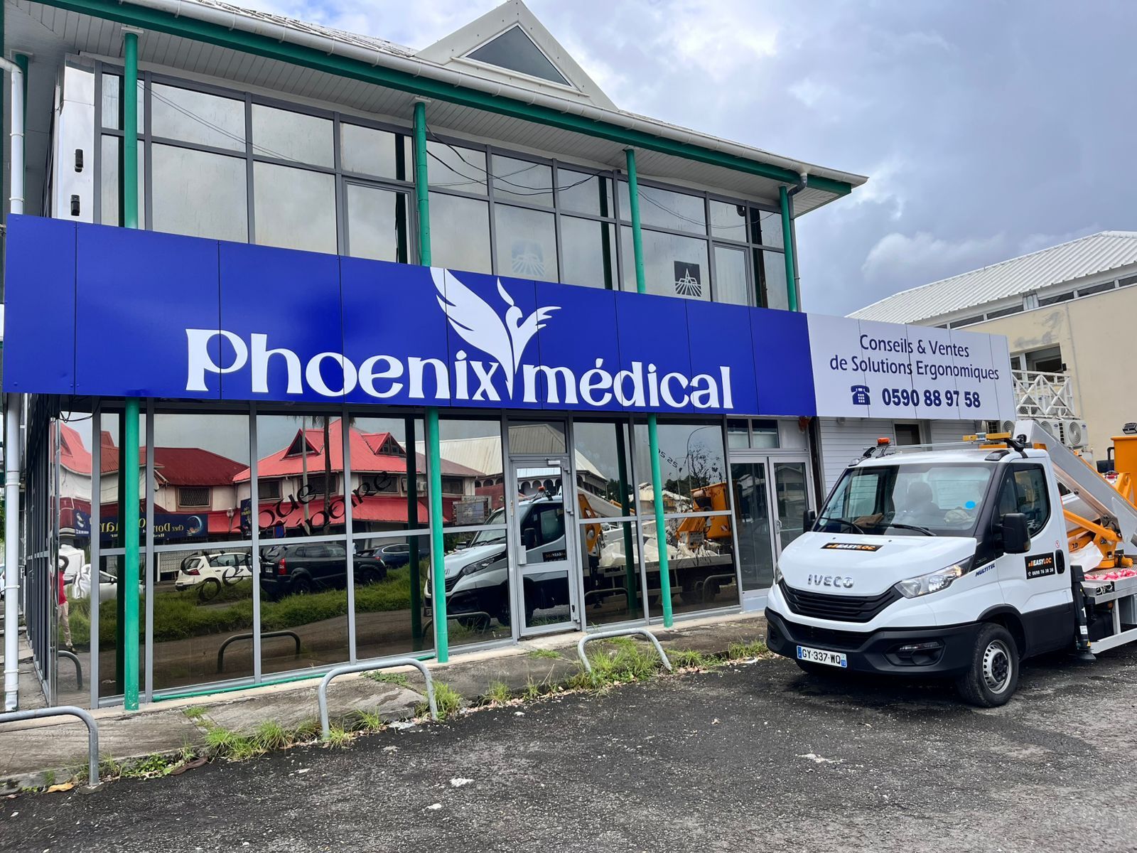 L'adhésif au service de l'impact visuel ! Découvrez notre réalisation pour Phoenix Médical.