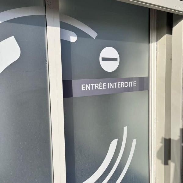 Confidentialité et luminosité : Découvrez les avantages du film dépolie !