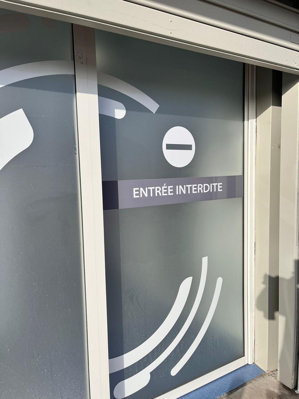 Confidentialité et luminosité : Découvrez les avantages du film dépolie !