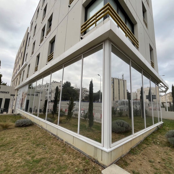 Pose de film solaire sur bâtiment : performance énergétique et matériaux haut de gamme