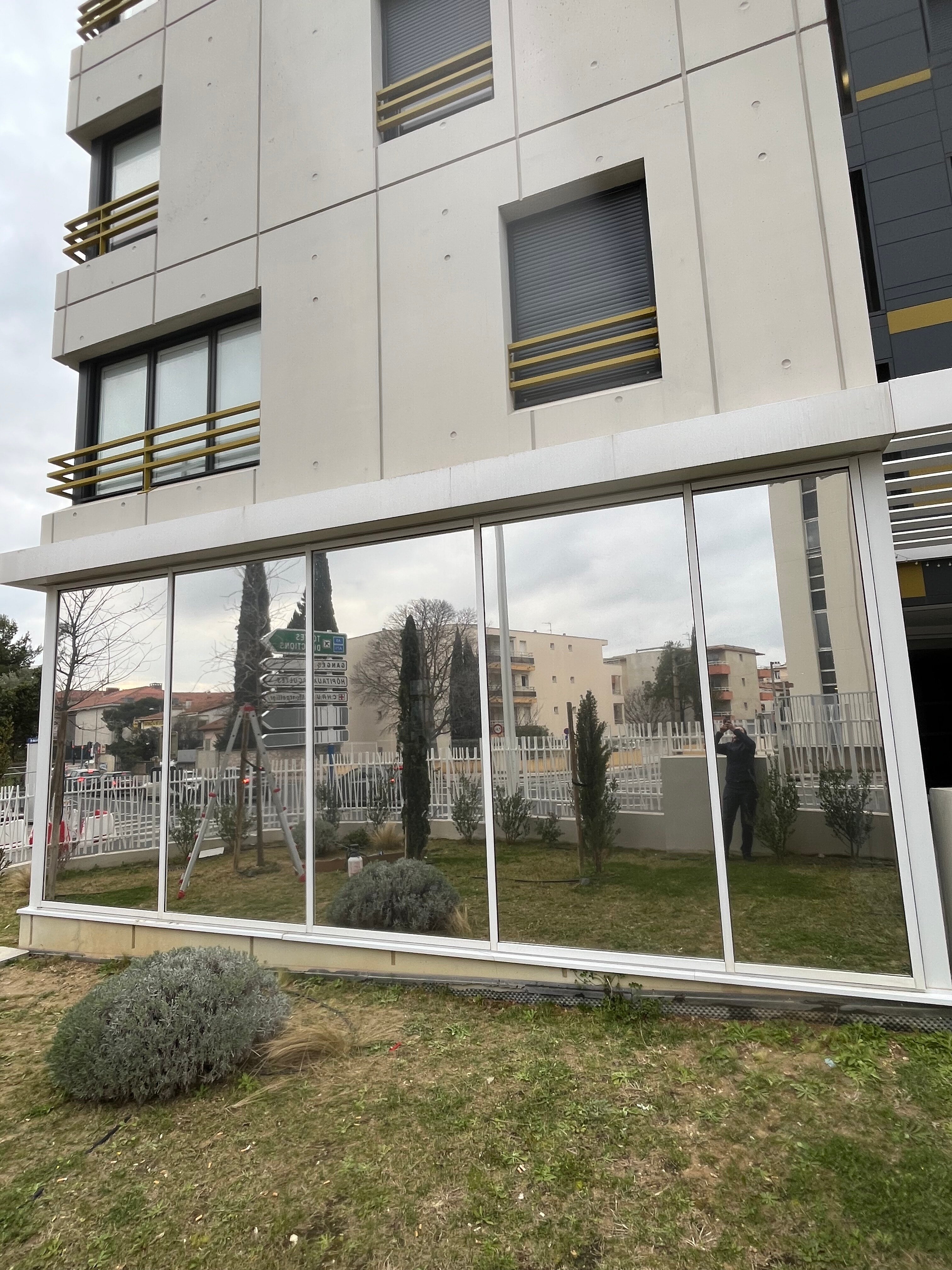 Pose de film solaire sur bâtiment : performance énergétique et matériaux haut de gamme