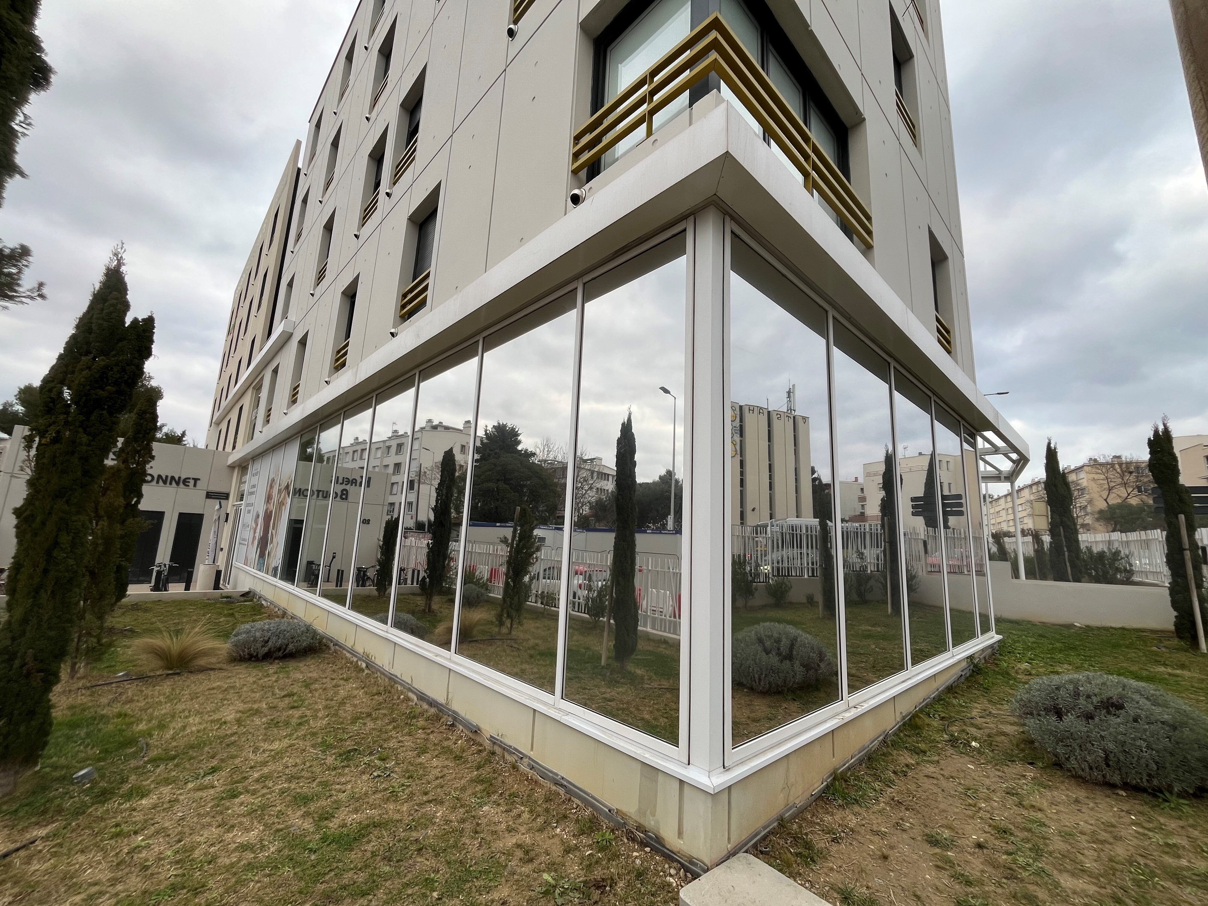 Pose de film solaire sur bâtiment : performance énergétique et matériaux haut de gamme
