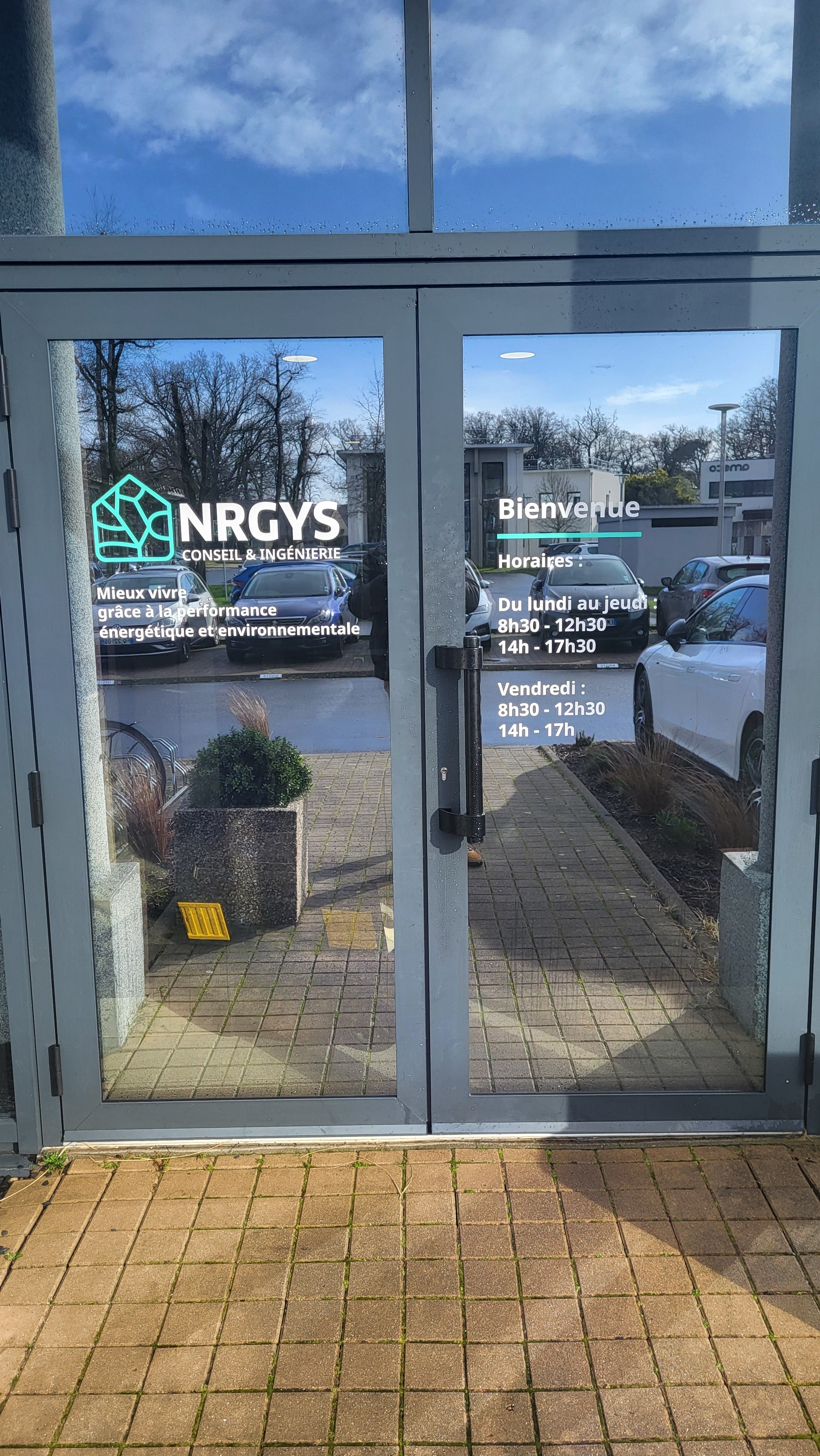 Lettrage adhésifs sur vitres par Signarama Nantes