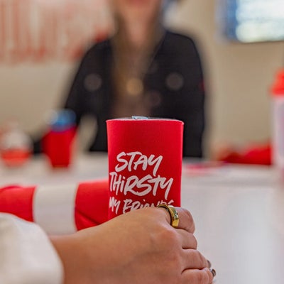 https://cdn.gorilladash.com/images/media/16401388/fully-promoted-usa-mm-0225-corporate-employee-client-gifts-headwear-lifestyle-6-square-6967e1beef308.jpg?auto=webp&crop=1%3A1%2Csmart&width=400