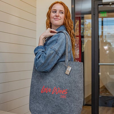 https://cdn.gorilladash.com/images/media/16401466/fully-promoted-usa-mm-0225-employee-client-gifts-bags-and-accessories-1-square-6967a26fe66b4.jpg?auto=webp&crop=1%3A1%2Csmart&width=400