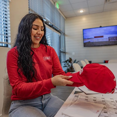 https://cdn.gorilladash.com/images/media/16401511/fully-promoted-usa-mm-0225-employee-client-gifts-tshirts-headwear-embroidery-lifestyle-1-square-6966bdf53a12d.jpg?auto=webp&crop=1%3A1%2Csmart&width=400
