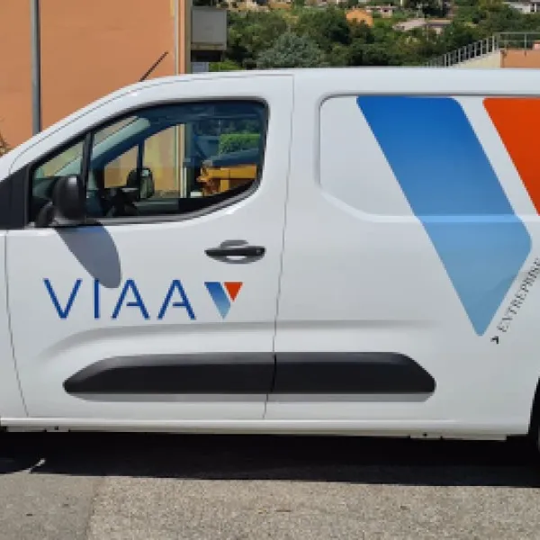 marquage-vehicule-personnalisé-VIAA-signarama-saint-laurent-du-var
