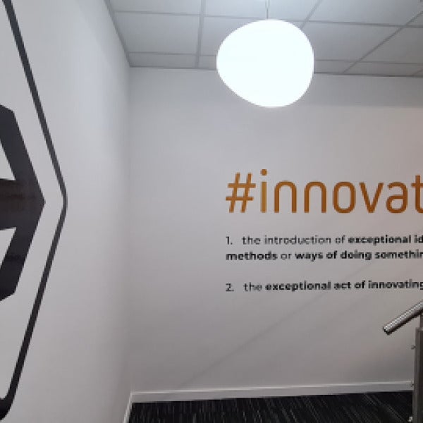 adhesif-mural-sur-mesure-monacotech-signarama-saint-laurent-du-var