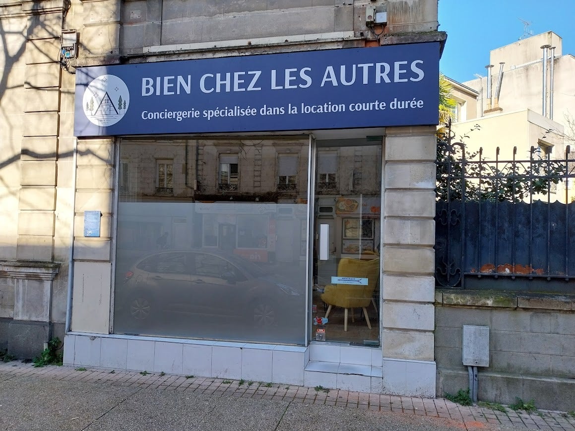 Enseigne Bien chez les autres, conciergerie sur Le Mans