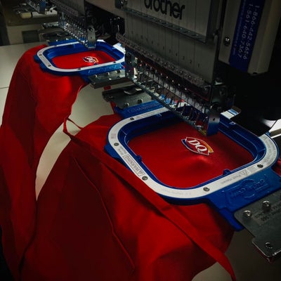https://cdn.gorilladash.com/images/media/16412005/fully-promoted-usa-embroidered-aprons-square-67ca0e02b4010.jpg?auto=webp&crop=1%3A1%2Csmart&width=400