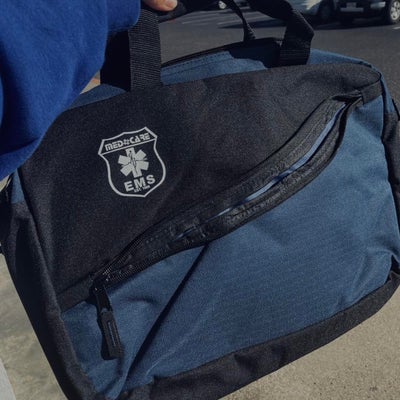 https://cdn.gorilladash.com/images/media/16412094/fully-promoted-usa-branded-laptop-bags-square-67ca14263bd59.jpg?auto=webp&crop=1%3A1%2Csmart&width=400