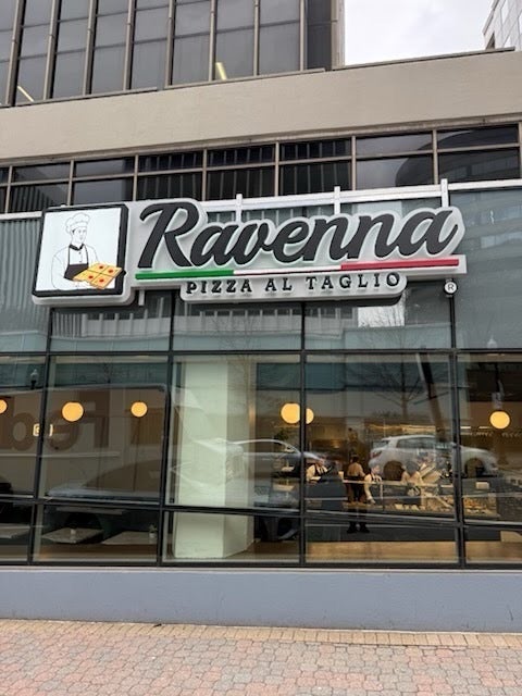 Ravenna Pizza: Bold Signage for a Bold Flavor