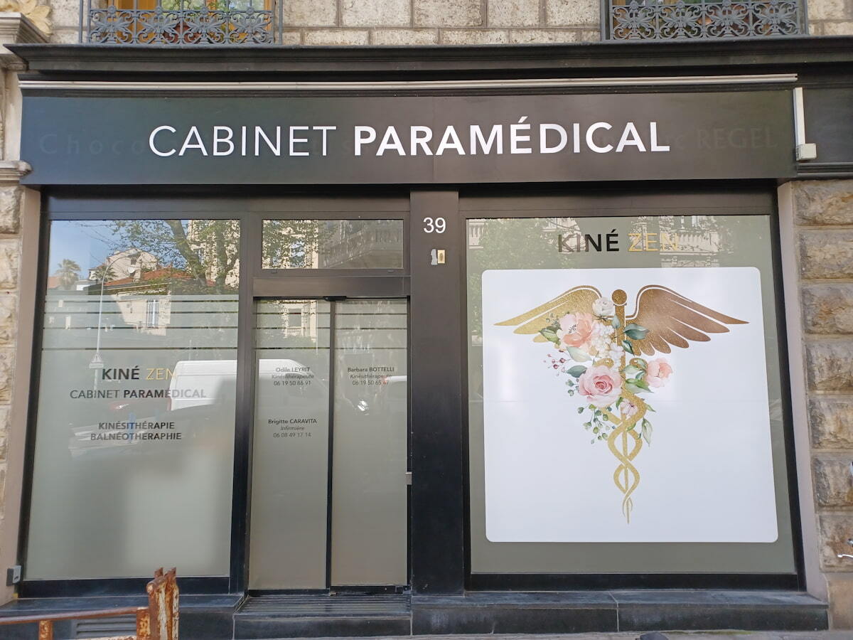habillage vitrine depoli et adhesif imprime kine zen signarama saint laurent du var