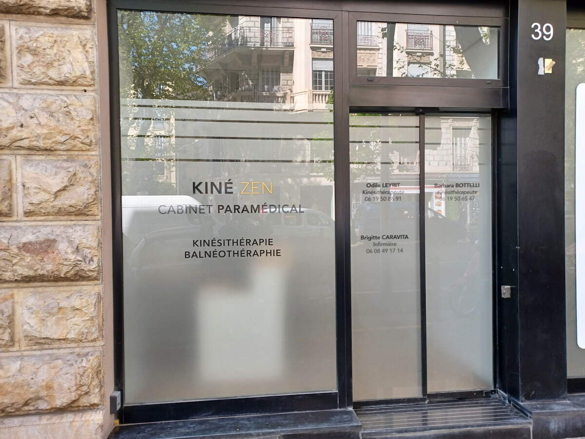 habillage vitrine depoli et adhesif imprime kine zen signarama saint laurent du var