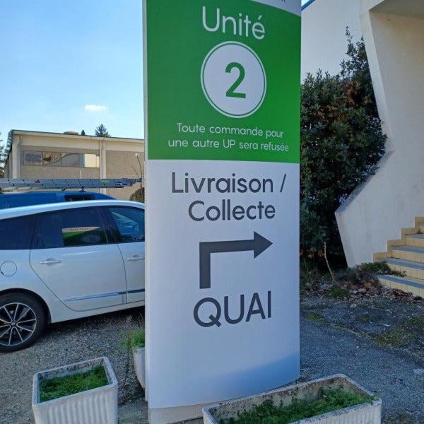 pose-adhesif-sur-totem-pour realisaprint-signarama-saint-laurent-var