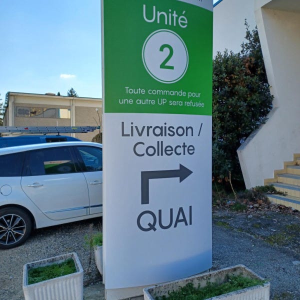 pose-adhesif-sur-totem-pour realisaprint-signarama-saint-laurent-var