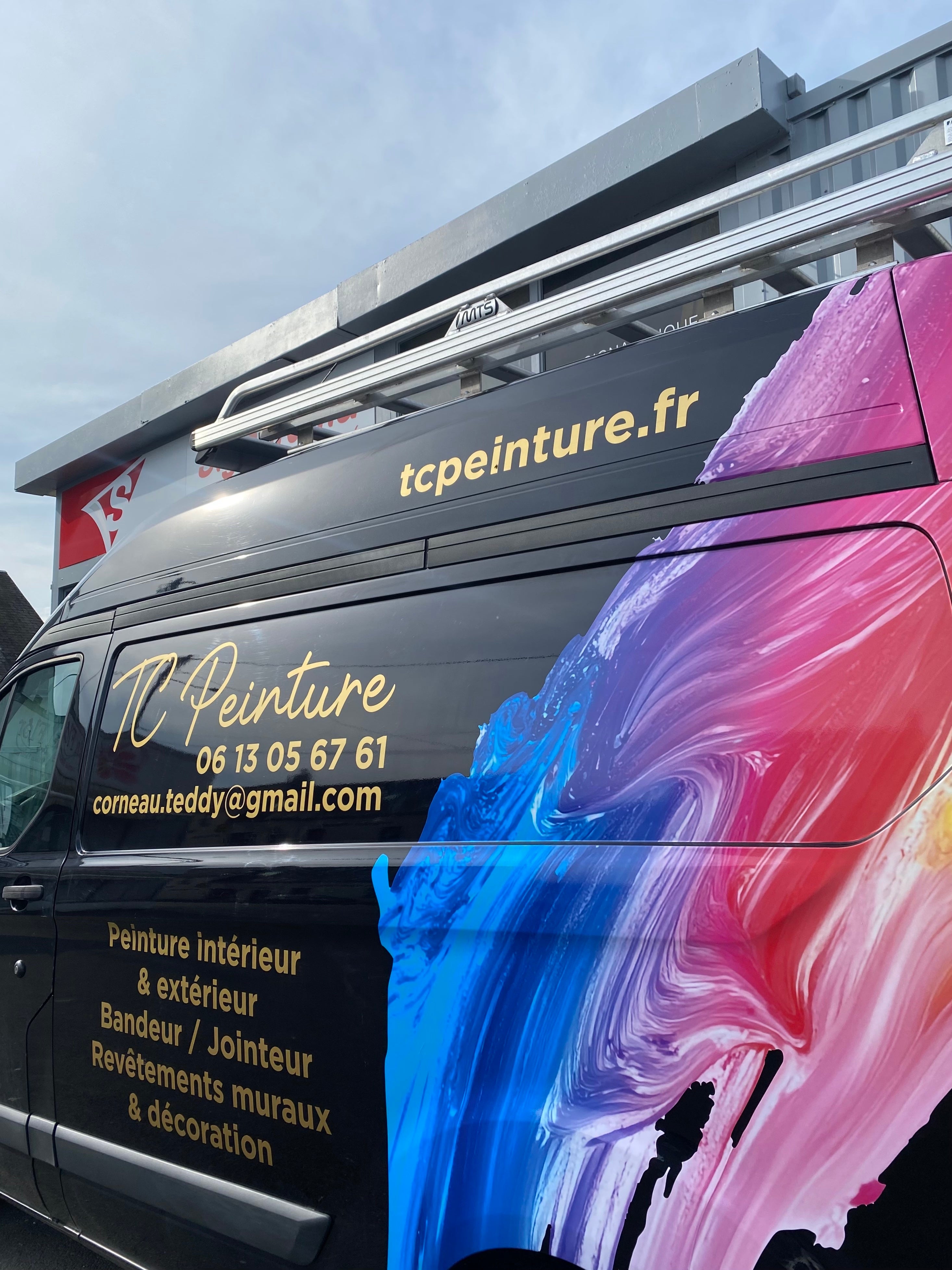 Marquage véhicule utilitaire pour TC Peinture : Une visibilité impactante sur la route