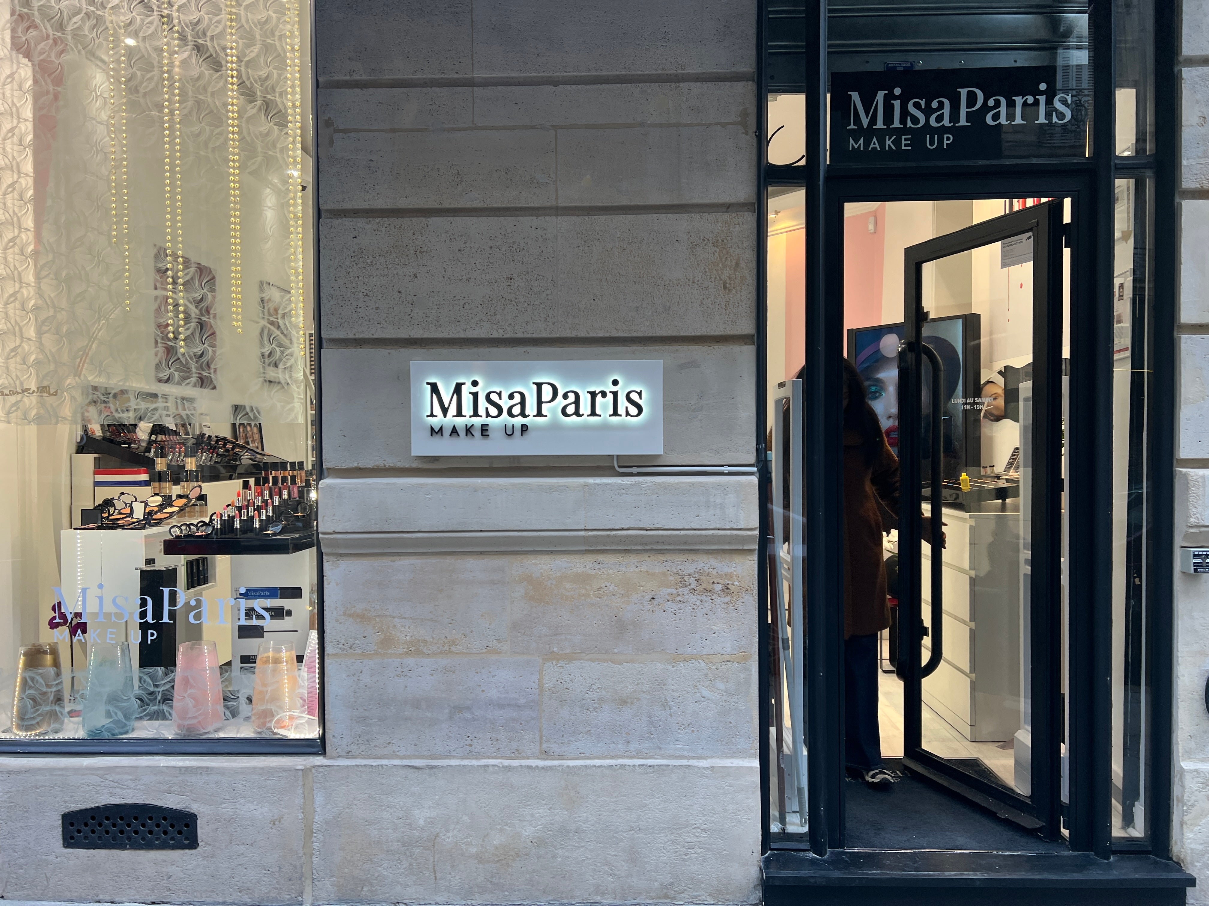 Création d'une enseigne lumineuse pour MisaParis