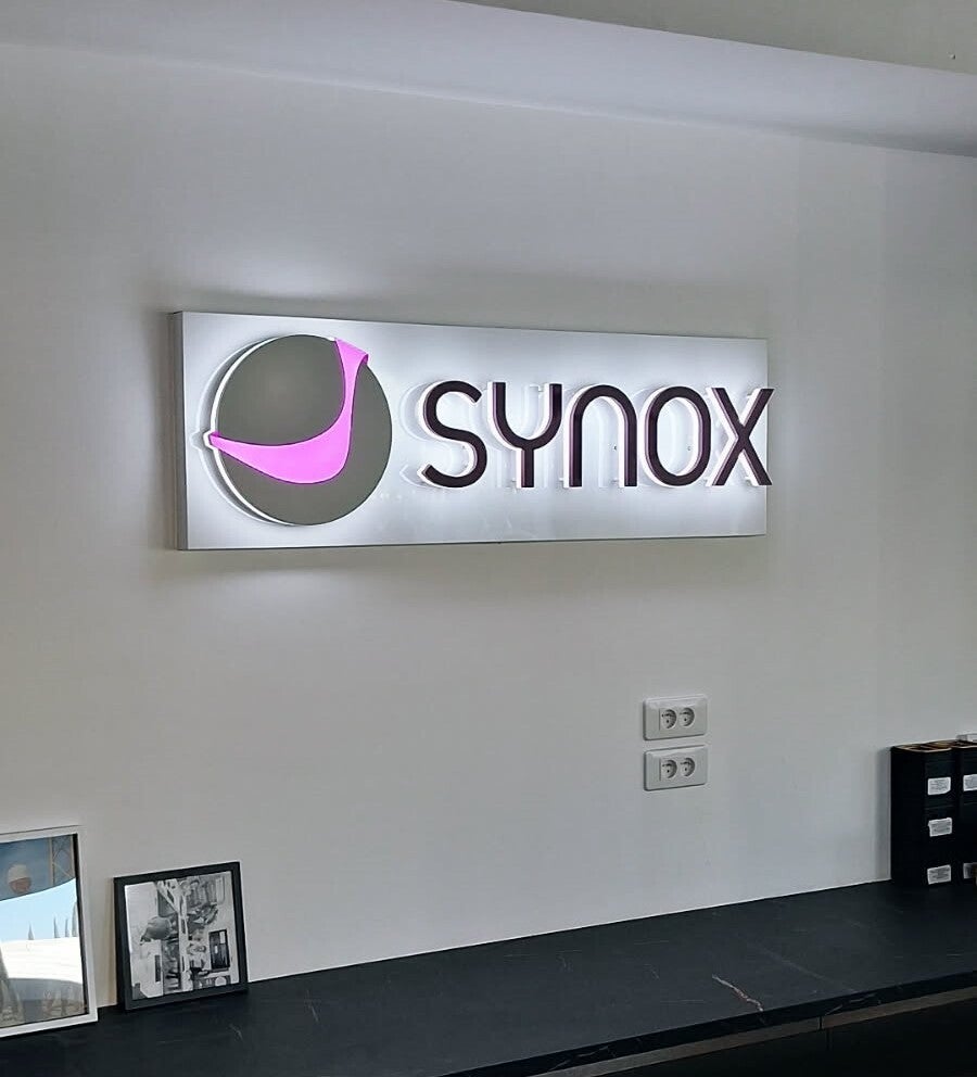 Création d’une enseigne lumineuse à Castelnau-le-Lez (34) pour Synox : une réalisation signée SIGNARAMA Montpellier