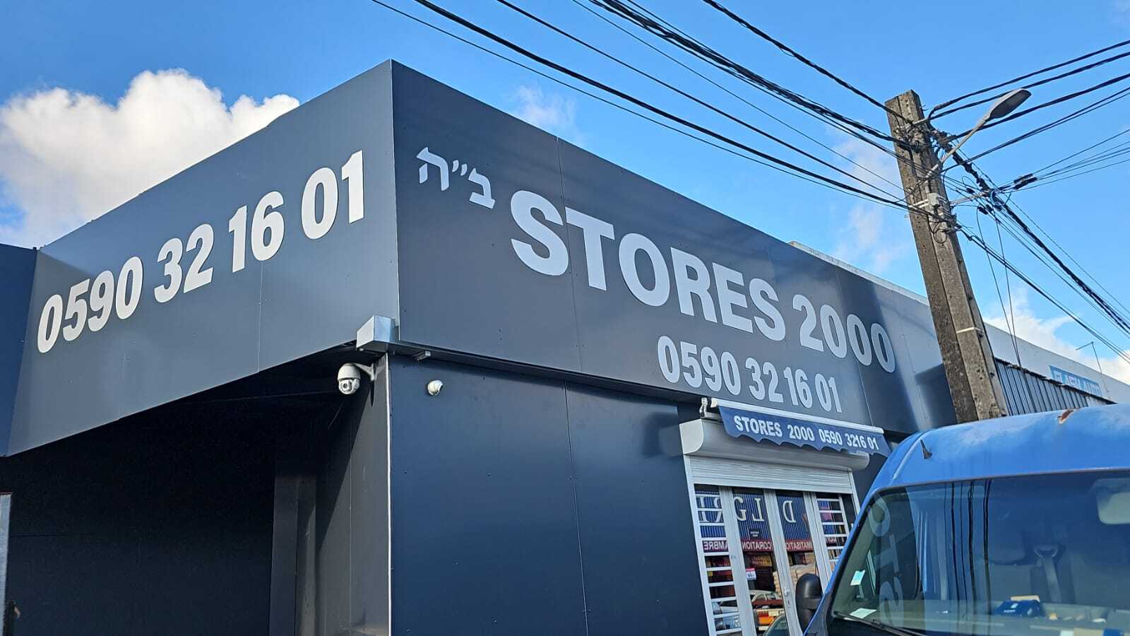 Une façade qui en impose, une signalétique qui dure !
