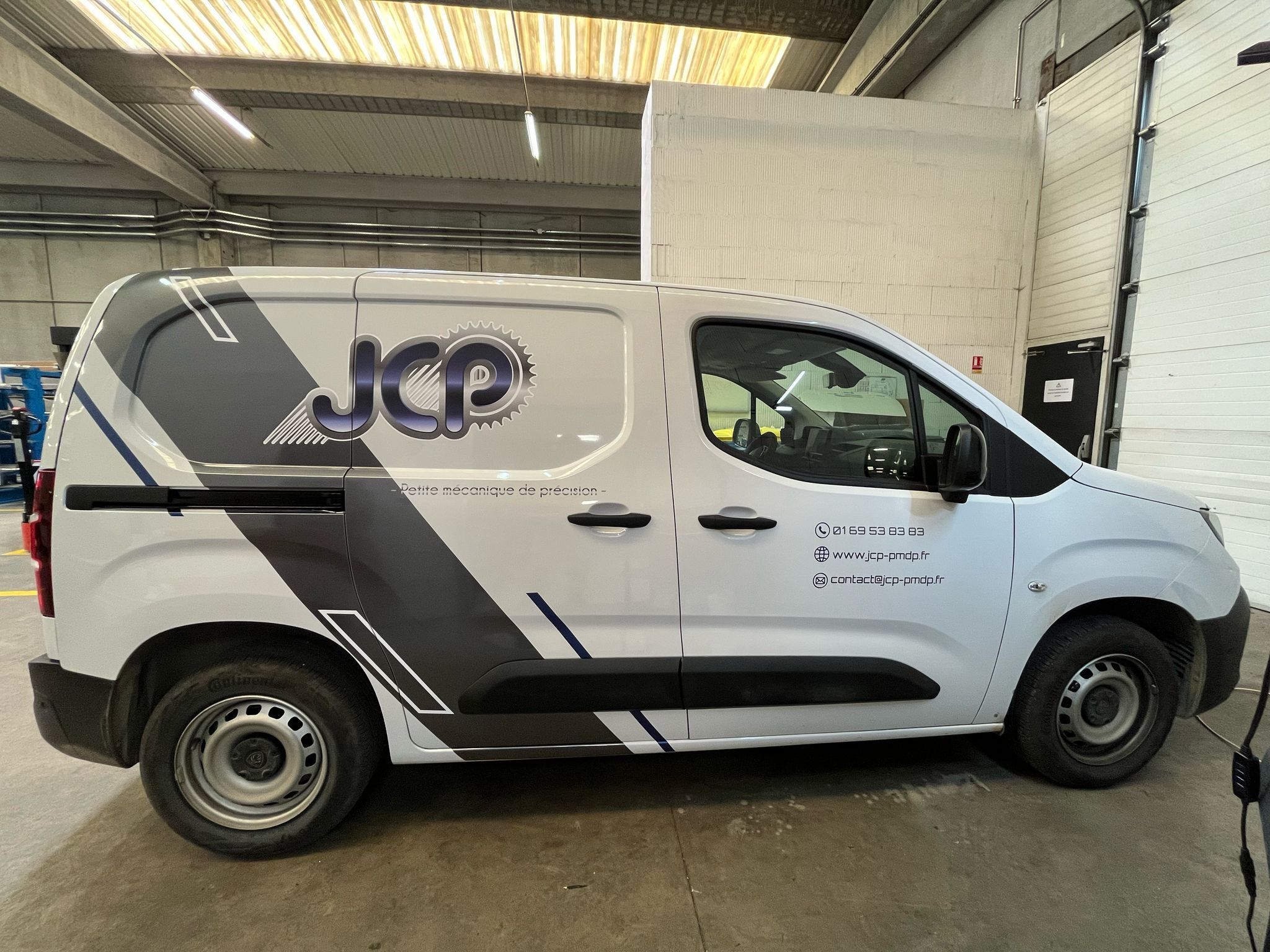 Petite mécanique, grandes précisions - Flocage d'un camion pour JCP à Grigny
