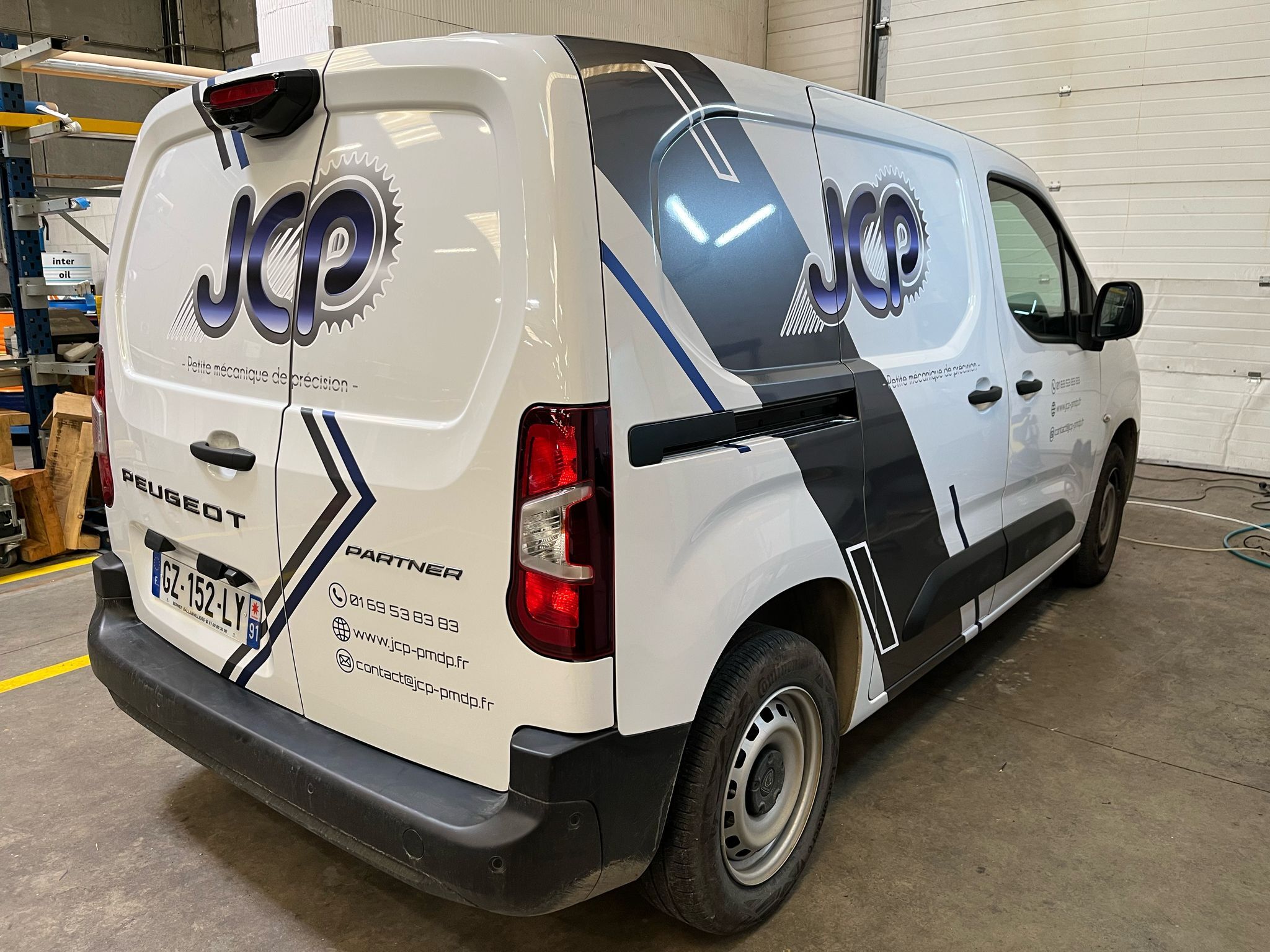 Petite mécanique, grandes précisions - Flocage d'un camion pour JCP à Grigny