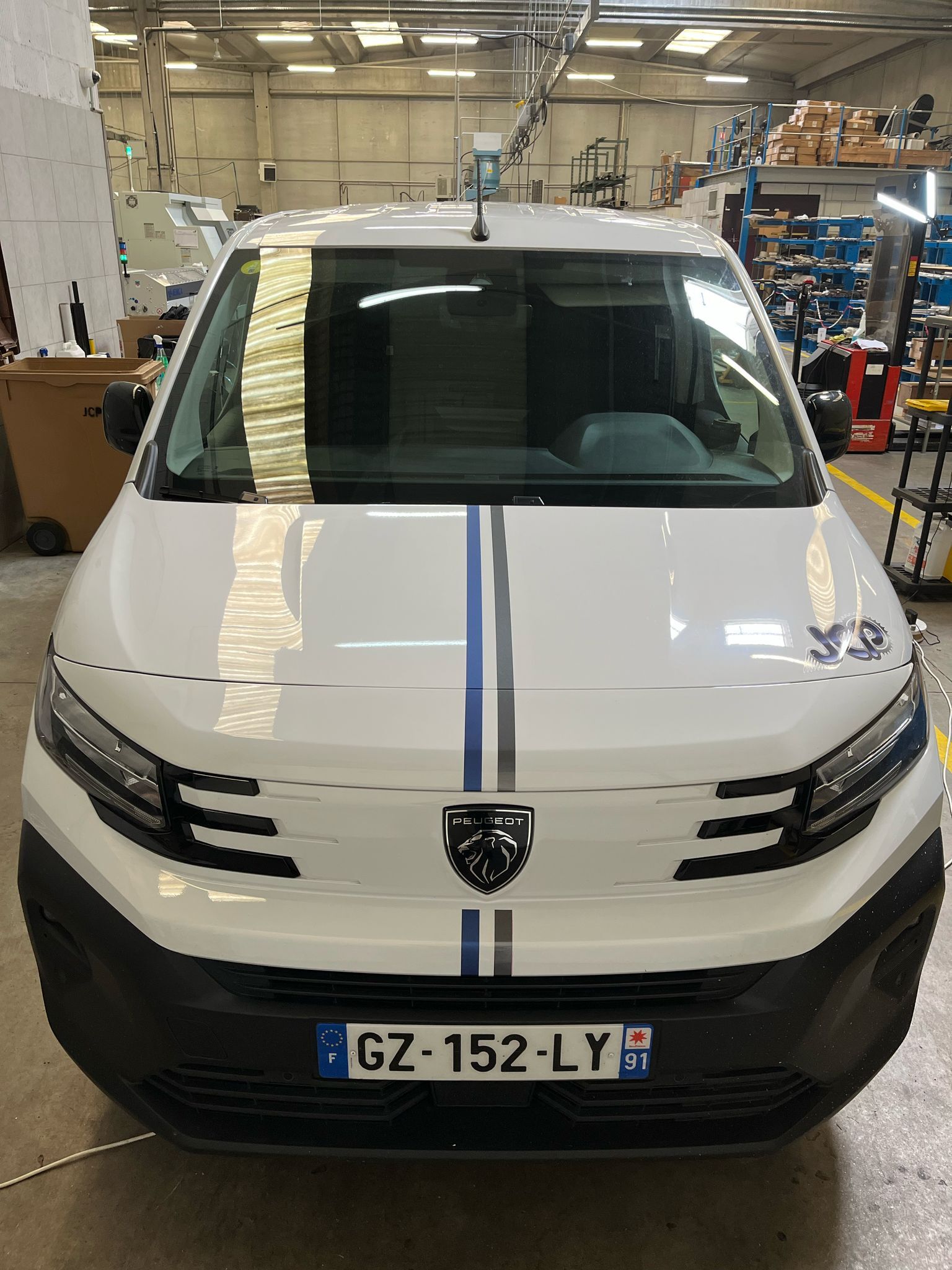 Petite mécanique, grandes précisions - Flocage d'un camion pour JCP à Grigny