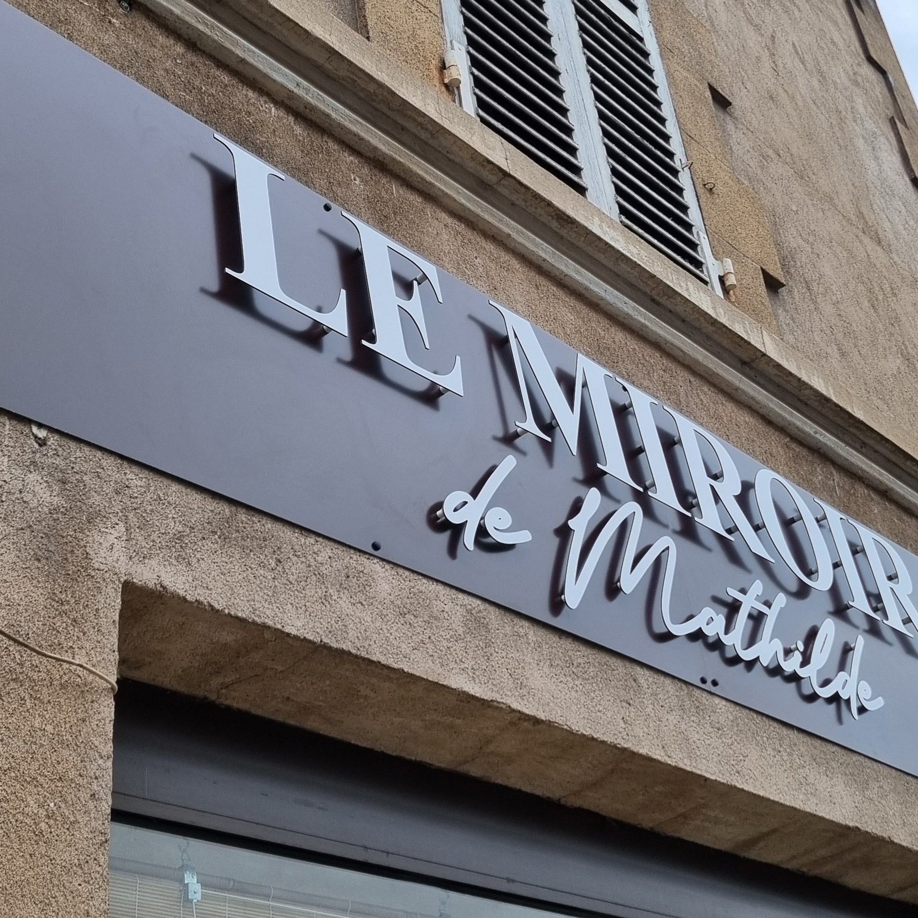 Création d’enseigne en lettres découpées chez Signarama Moulins