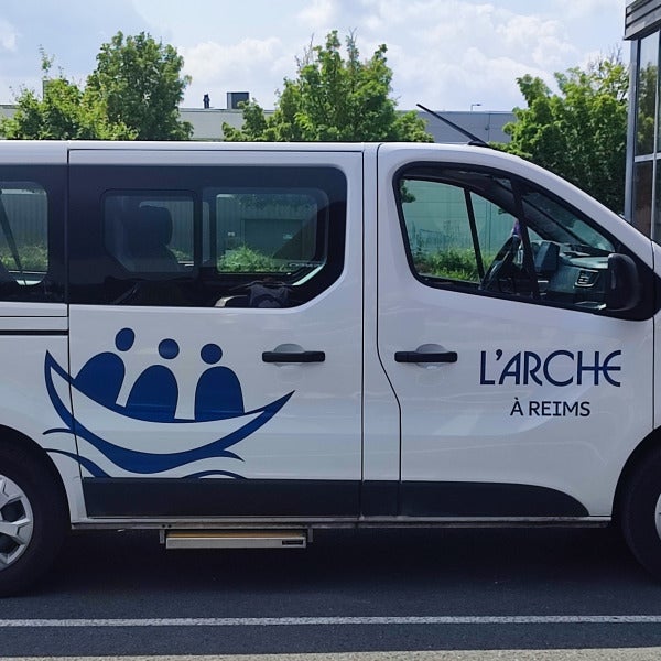Marquage véhicules pour l'association L'Arche à Reims par Signarama Reims