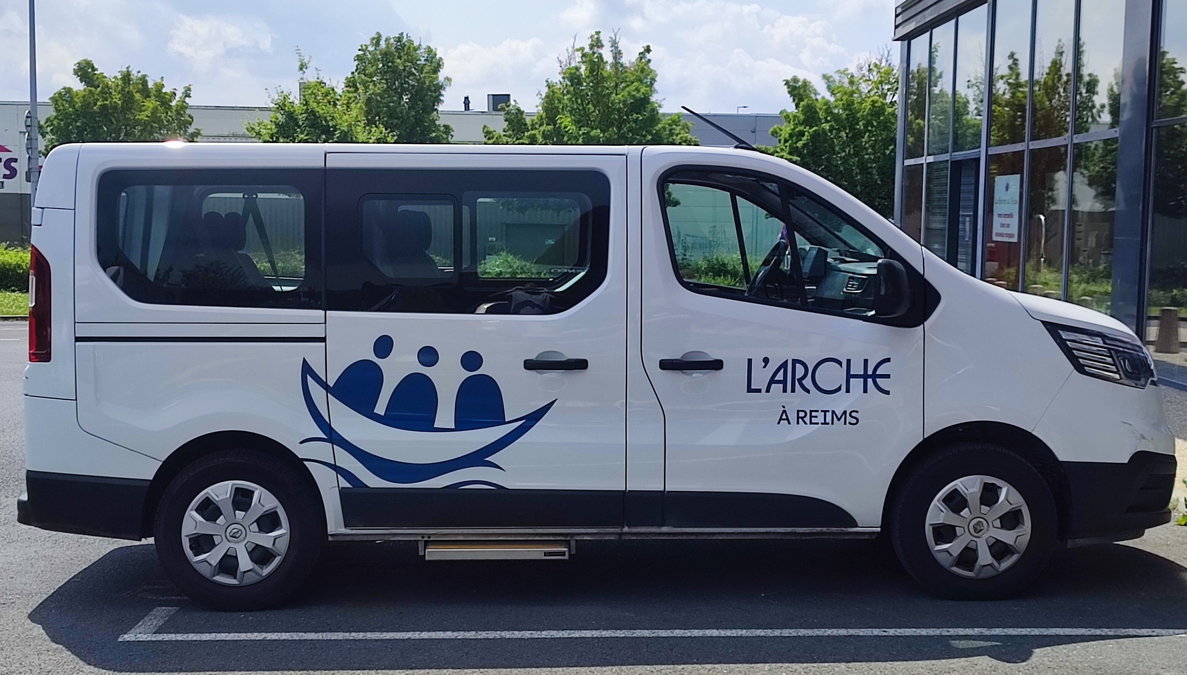 Marquage véhicules pour l'association L'Arche à Reims par Signarama Reims