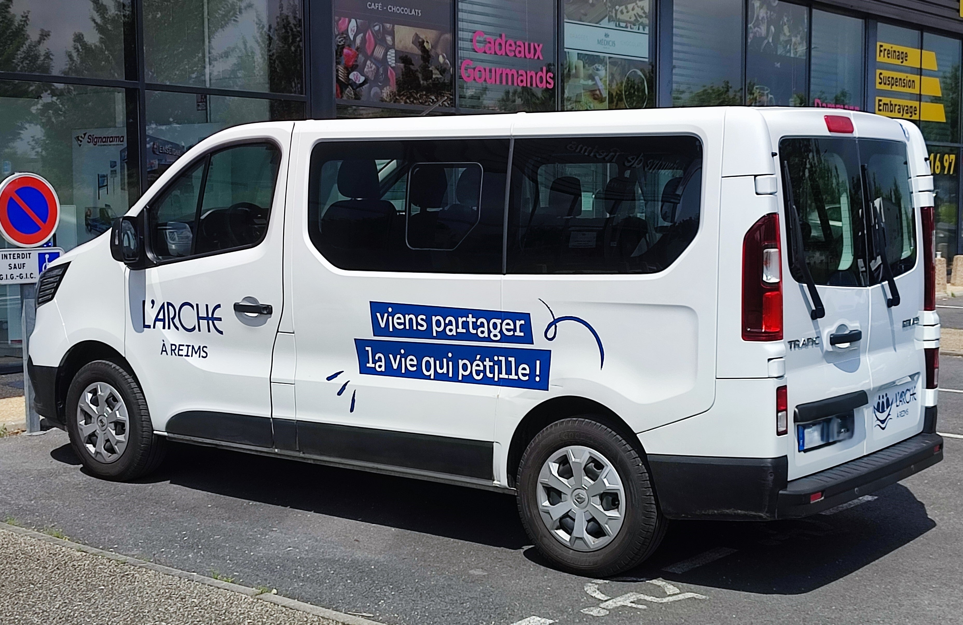 Marquage véhicules pour l'association L'Arche à Reims par Signarama Reims