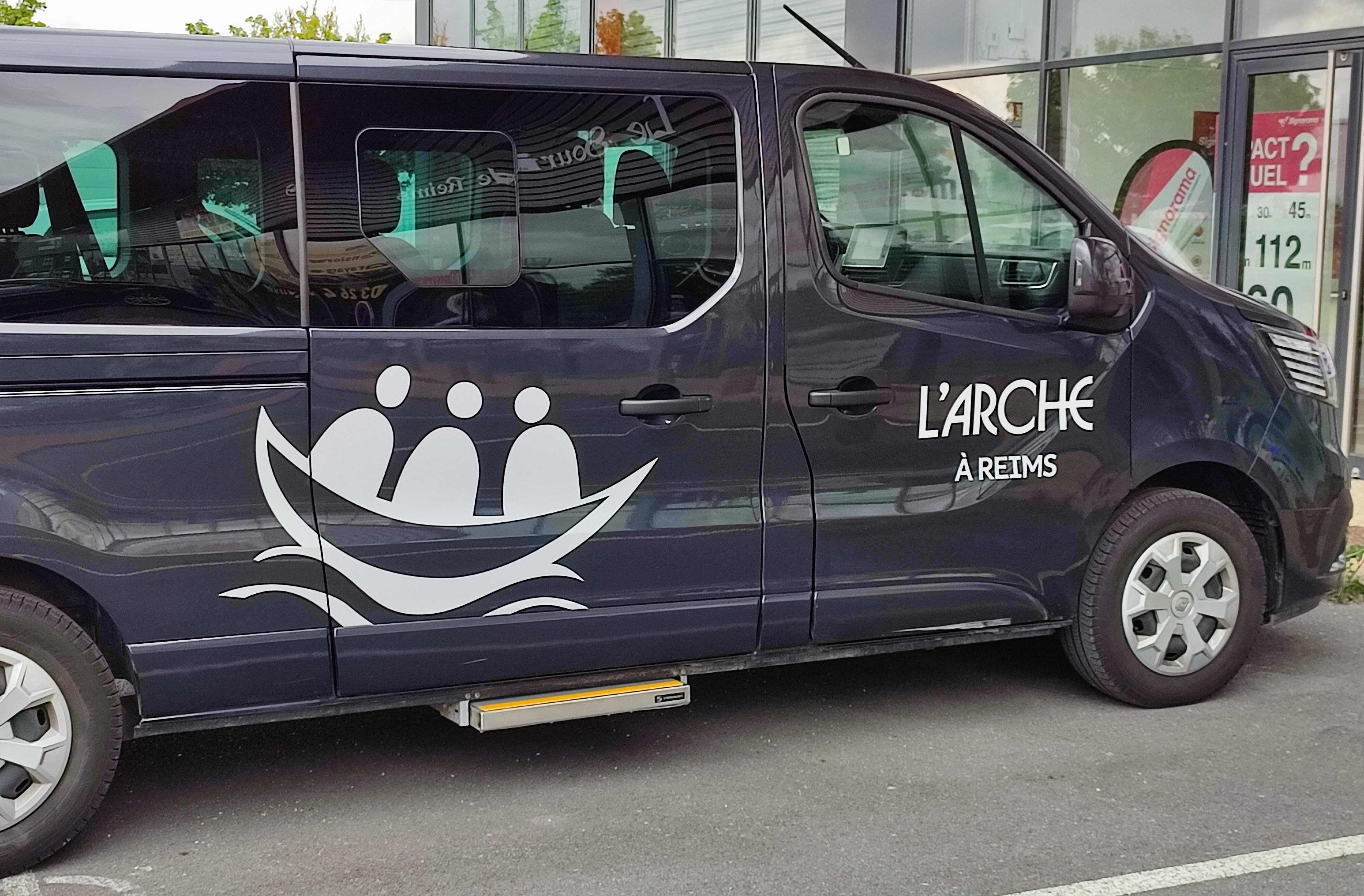 Marquage véhicules pour l'association L'Arche à Reims par Signarama Reims
