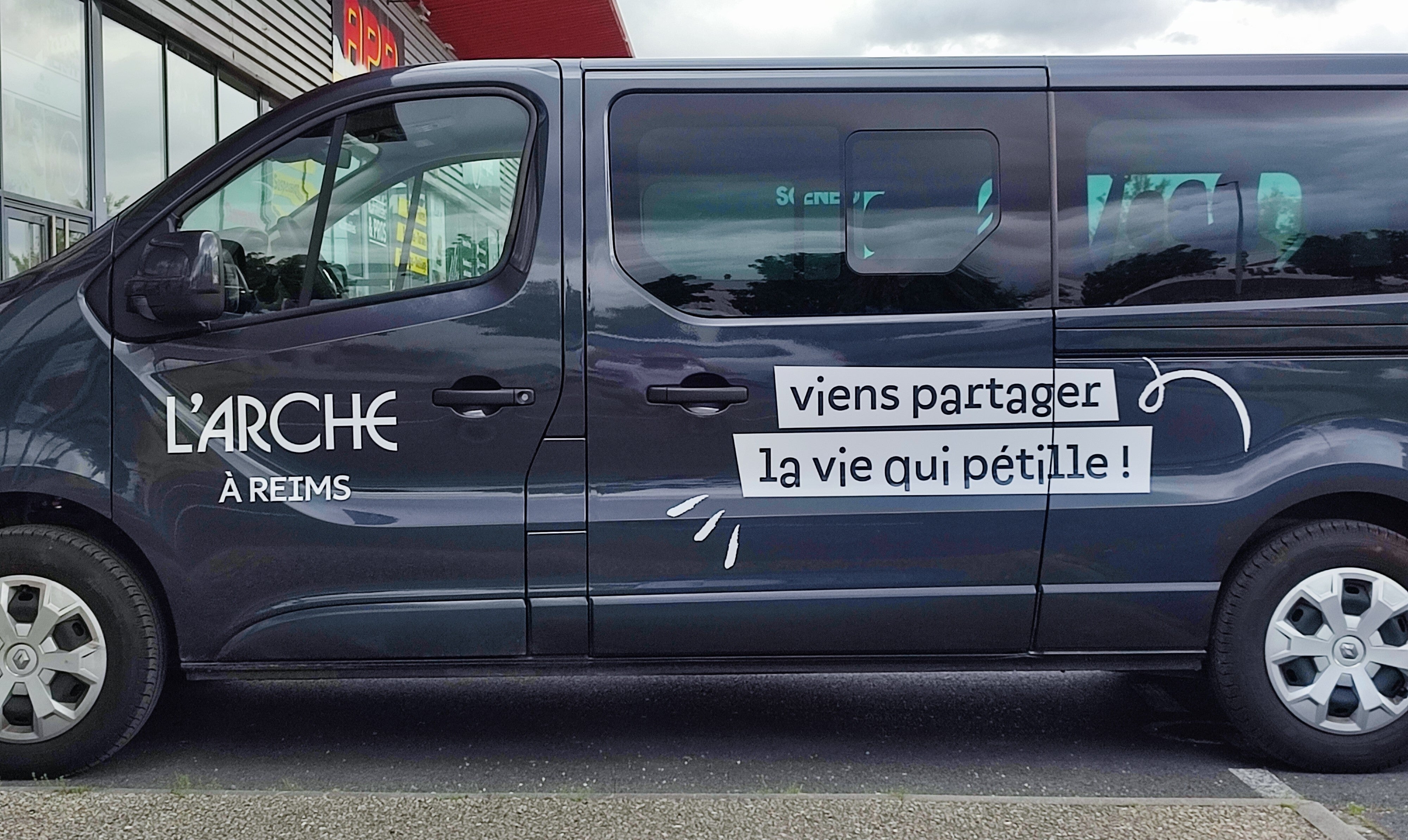 Marquage véhicules pour l'association L'Arche à Reims par Signarama Reims