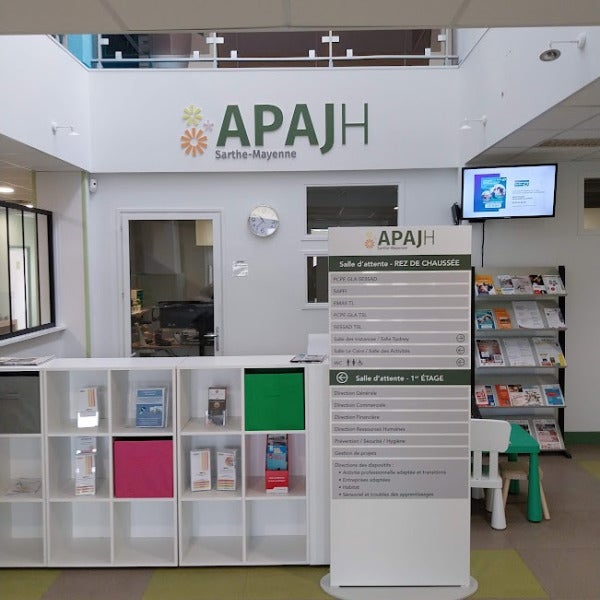 Signalétique intérieure et extérieure pour l'APAJH Sarthe Mayenne