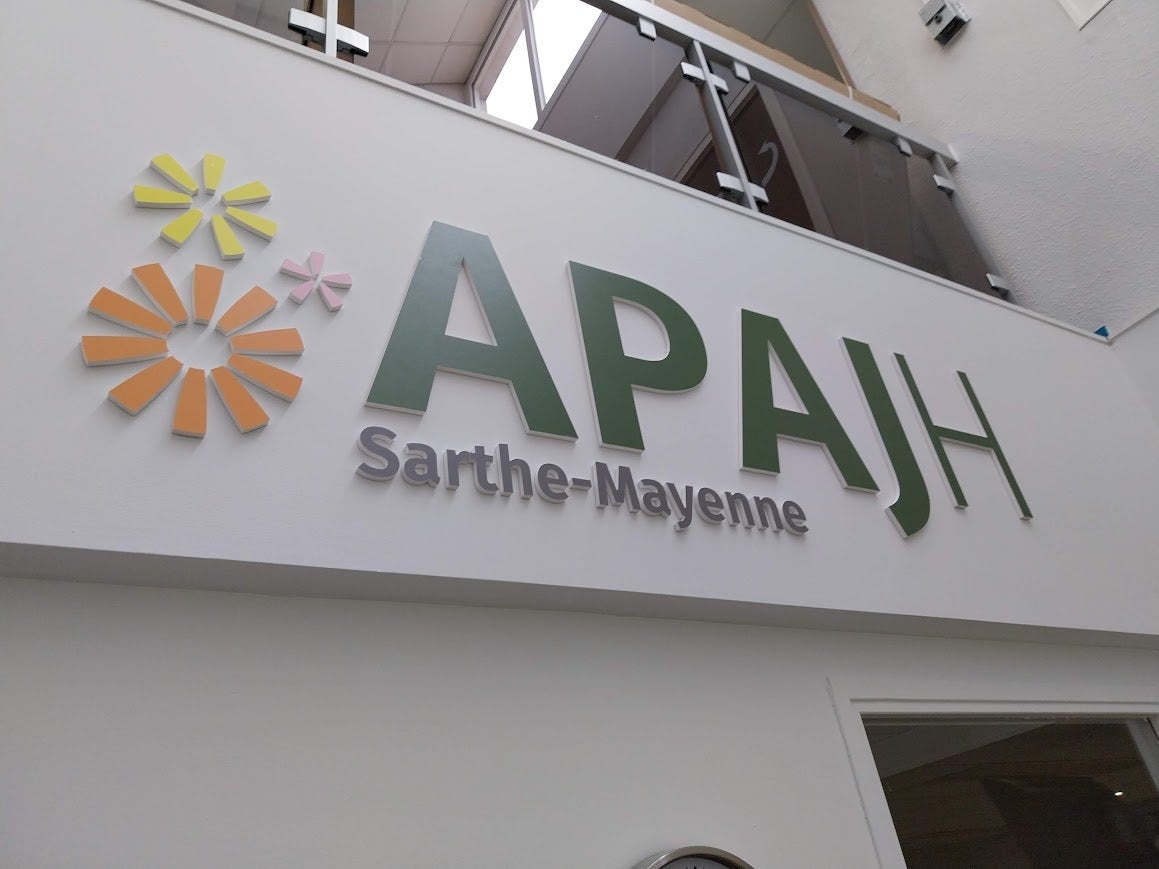 Signalétique intérieure et extérieure pour l'APAJH Sarthe Mayenne