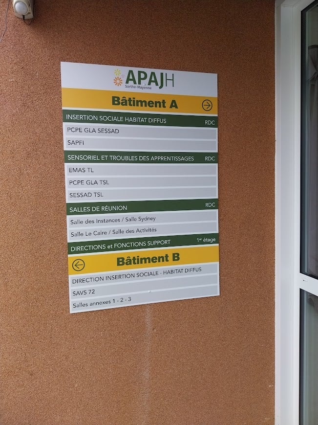 Signalétique intérieure et extérieure pour l'APAJH Sarthe Mayenne
