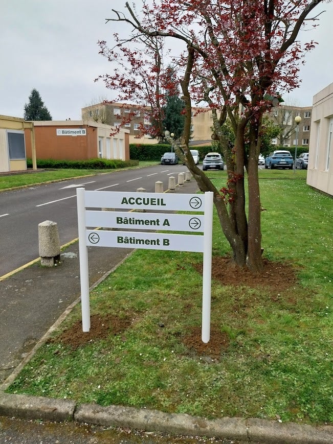 Signalétique intérieure et extérieure pour l'APAJH Sarthe Mayenne