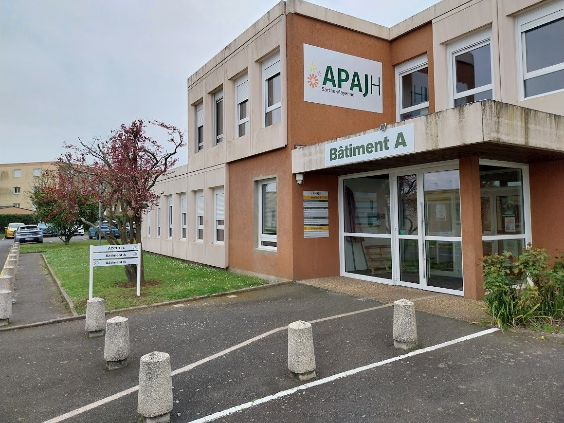 Signalétique intérieure et extérieure pour l'APAJH Sarthe Mayenne