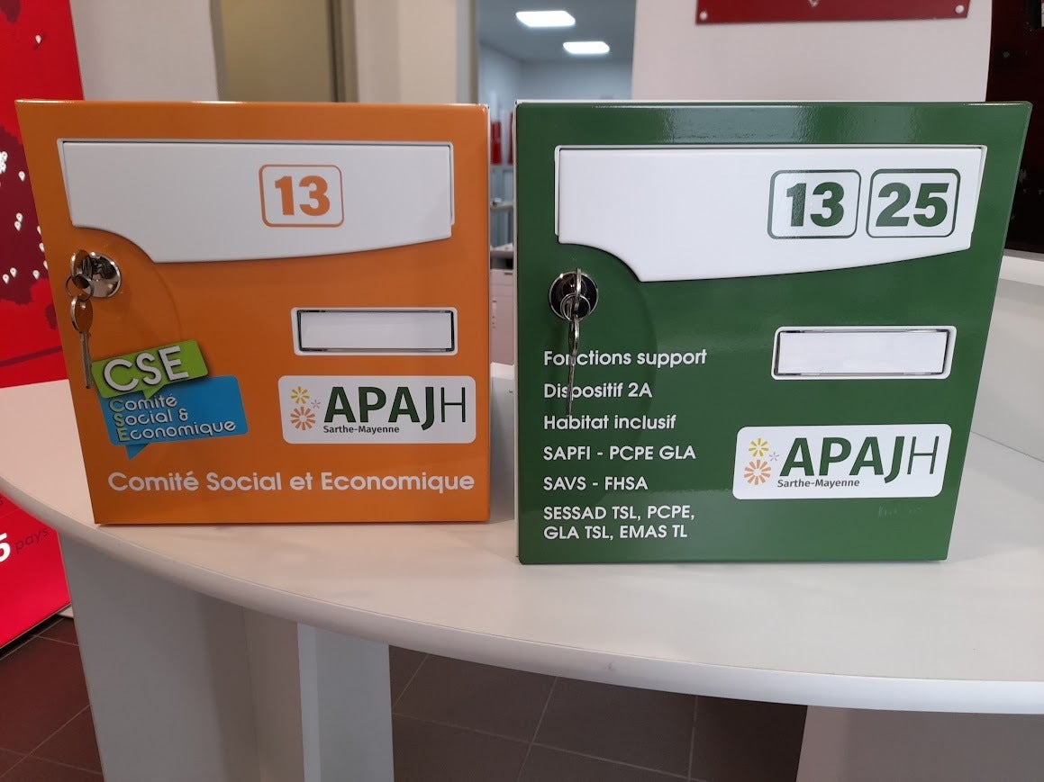 Signalétique intérieure et extérieure pour l'APAJH Sarthe Mayenne