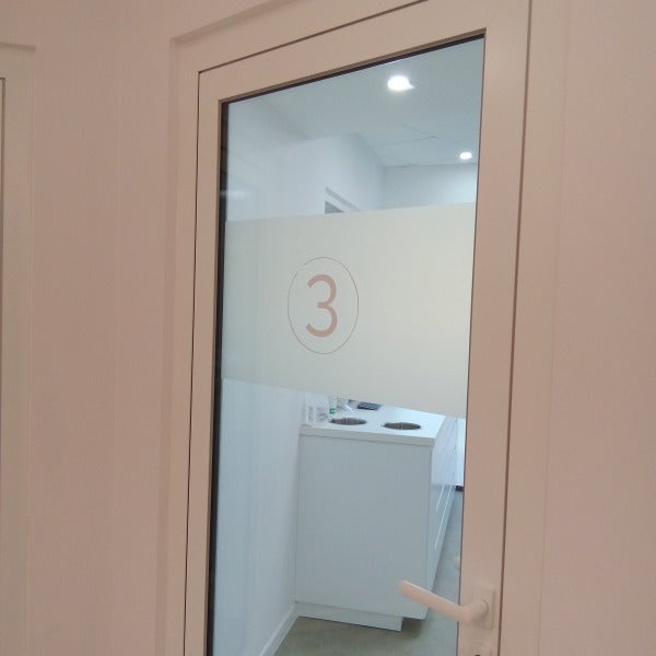 Réalisation sur-mesure pour un cabinet d’orthodontie à Poussan (34) : opacification, décoration et personnalisation des vitres
