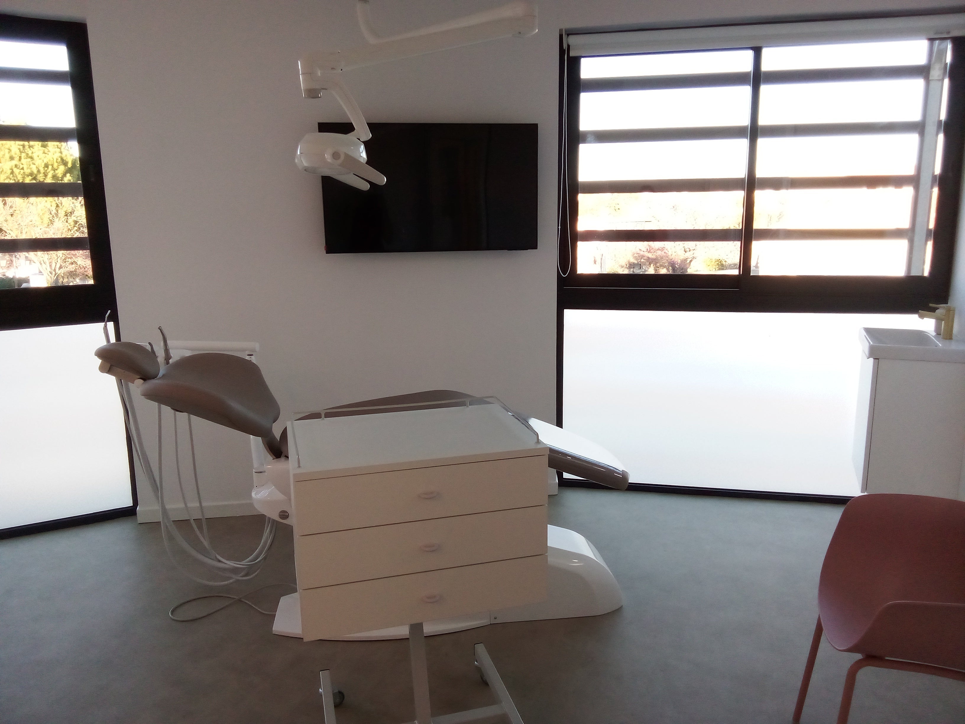 Réalisation sur-mesure pour un cabinet d’orthodontie à Poussan (34) : opacification, décoration et personnalisation des vitres