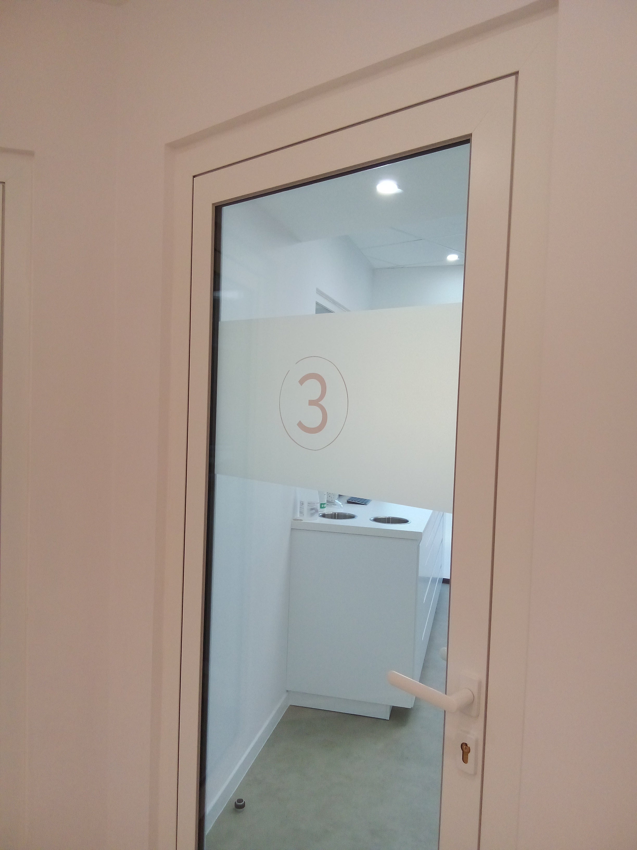 Réalisation sur-mesure pour un cabinet d’orthodontie à Poussan (34) : opacification, décoration et personnalisation des vitres