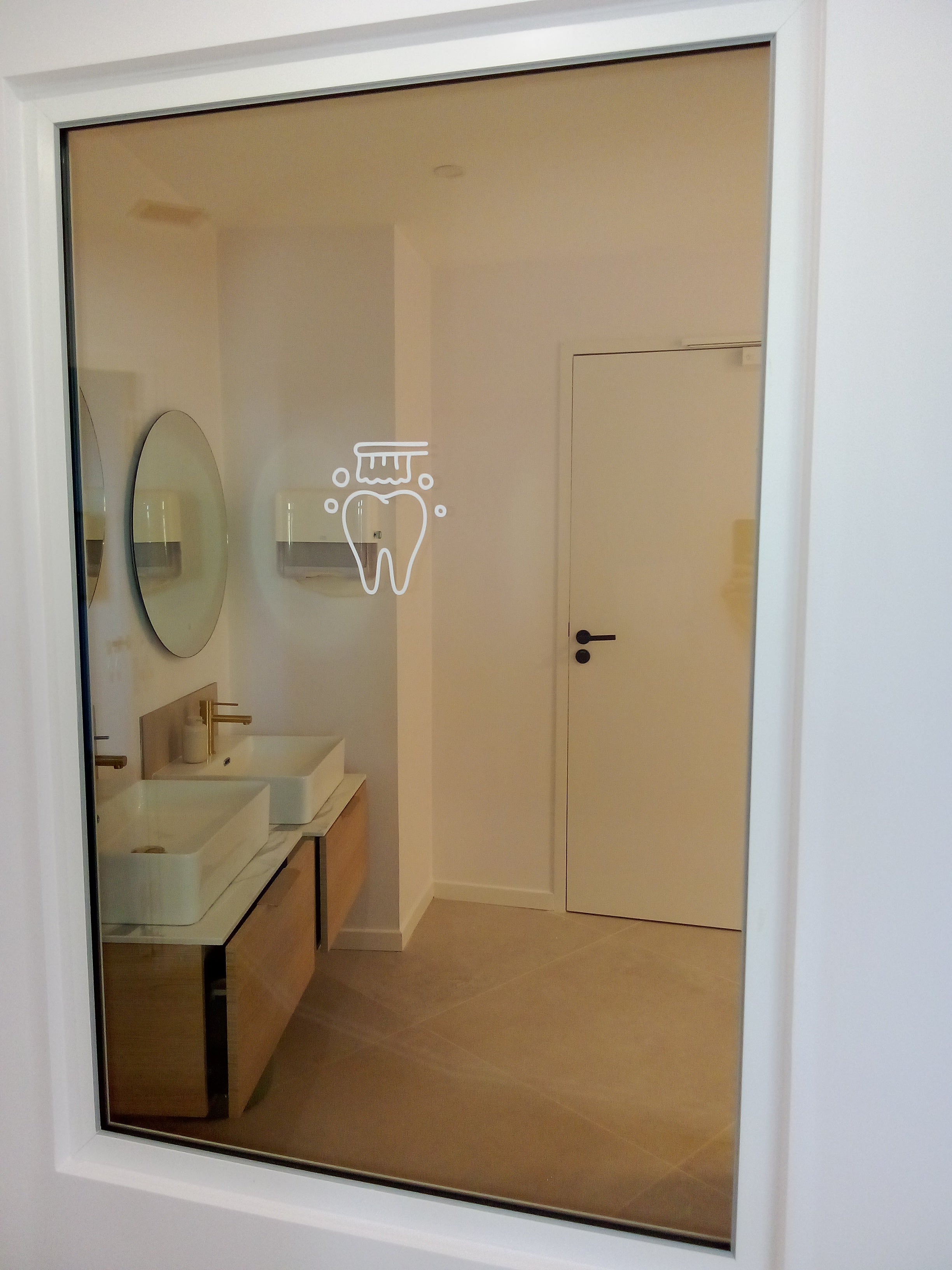 Réalisation sur-mesure pour un cabinet d’orthodontie à Poussan (34) : opacification, décoration et personnalisation des vitres