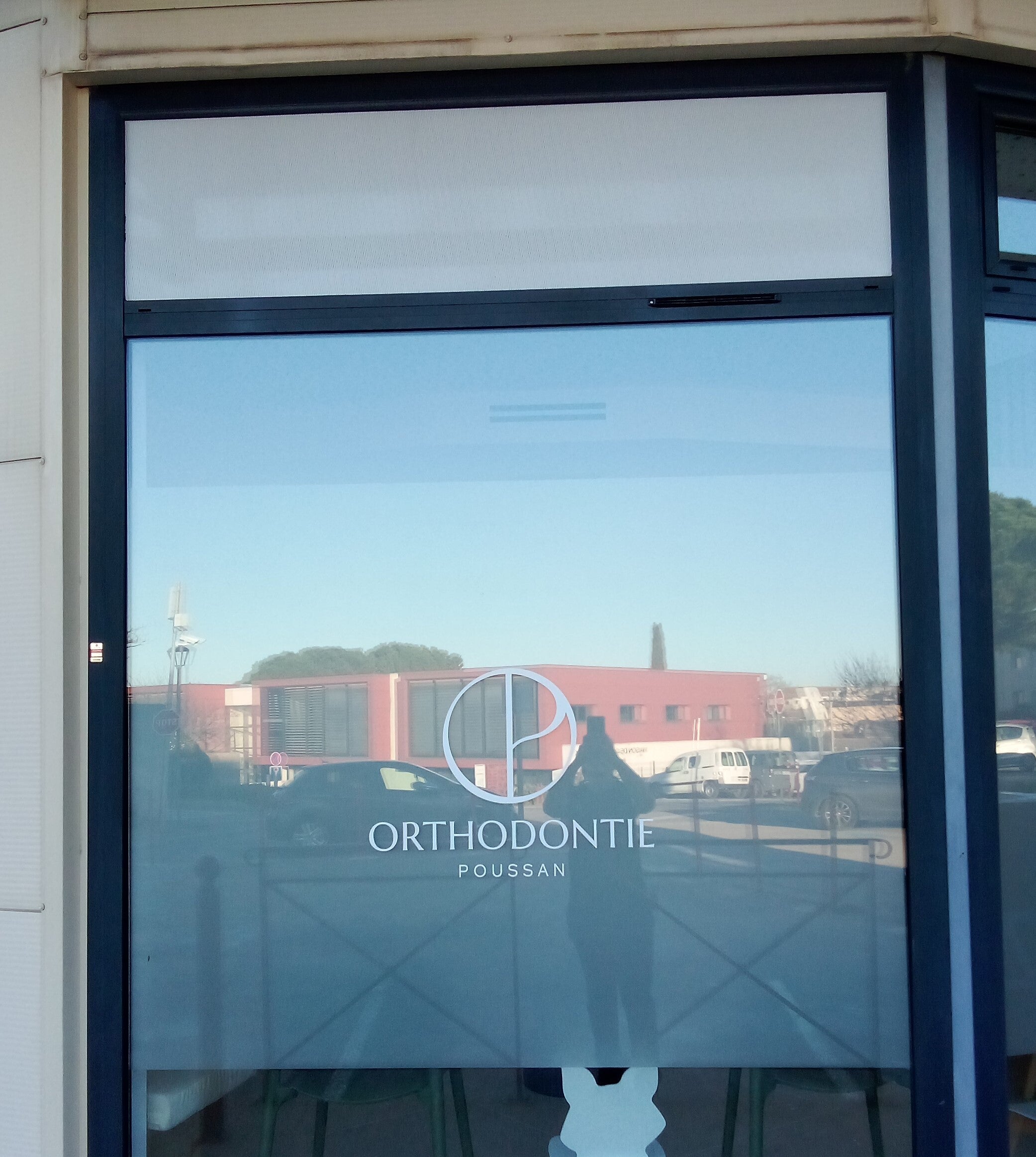 Réalisation sur-mesure pour un cabinet d’orthodontie à Poussan (34) : opacification, décoration et personnalisation des vitres