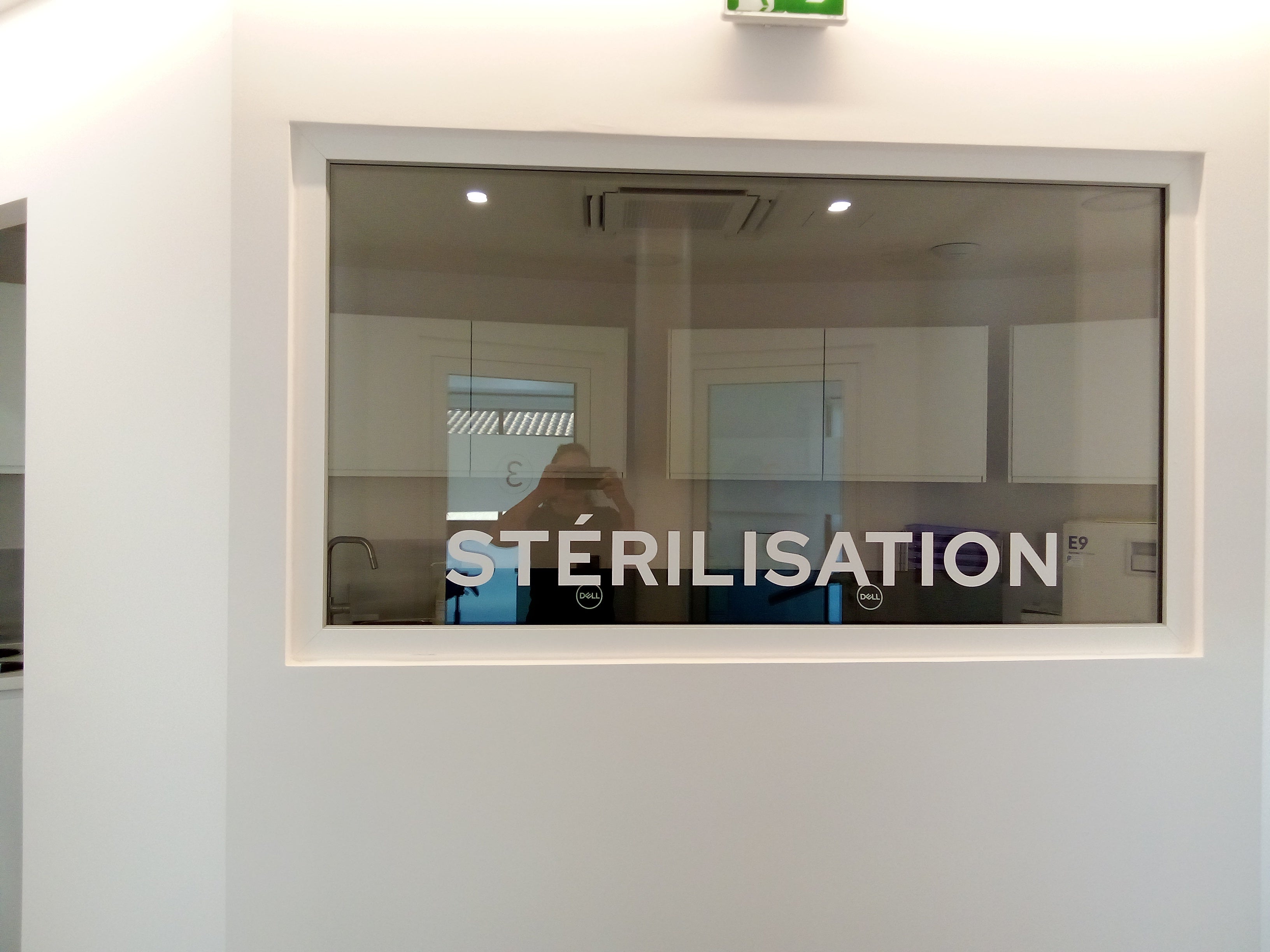 Réalisation sur-mesure pour un cabinet d’orthodontie à Poussan (34) : opacification, décoration et personnalisation des vitres