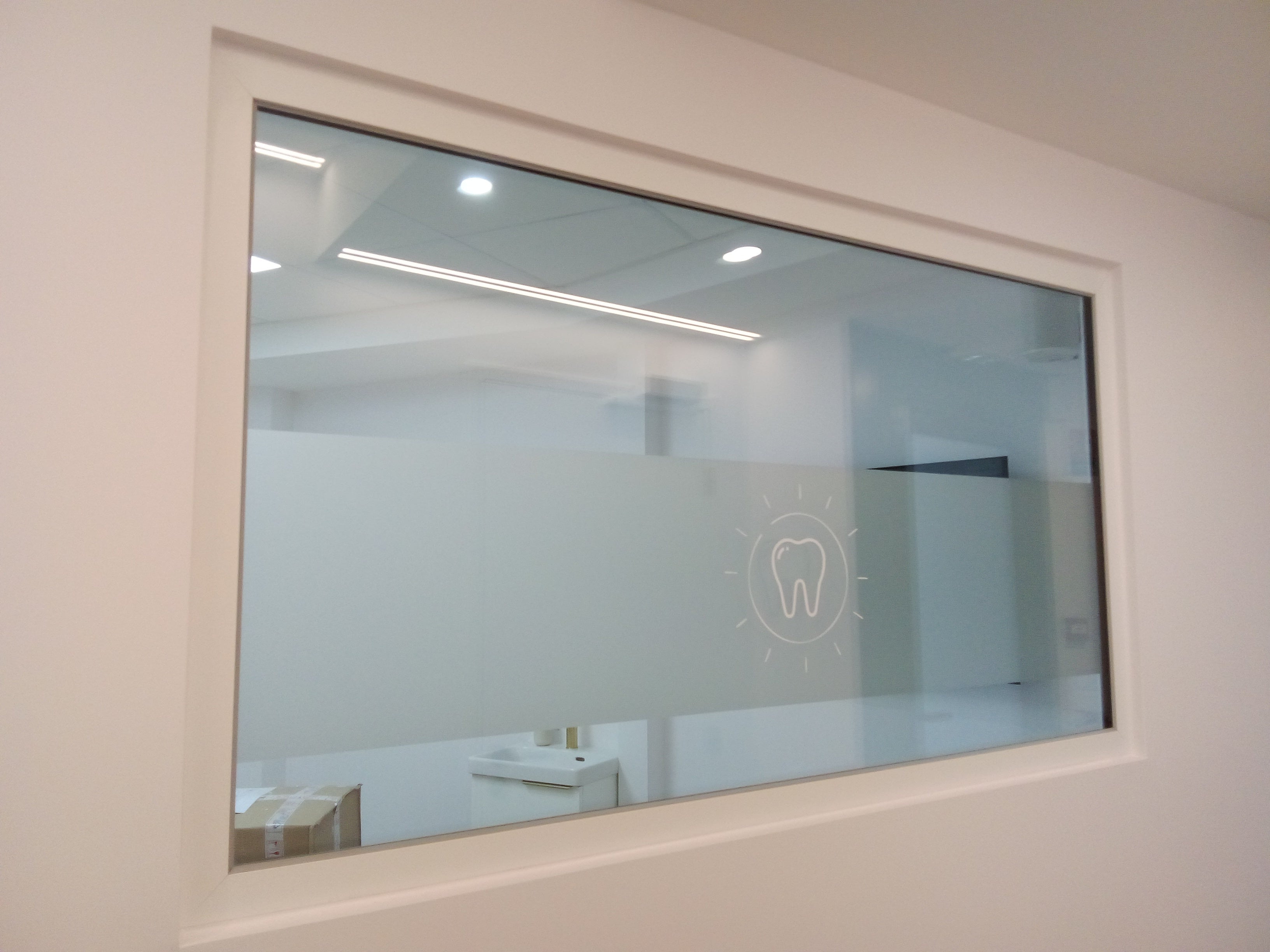 Réalisation sur-mesure pour un cabinet d’orthodontie à Poussan (34) : opacification, décoration et personnalisation des vitres